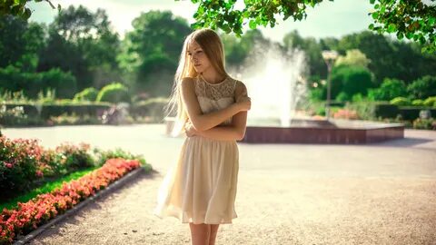 Позы в платье на улице