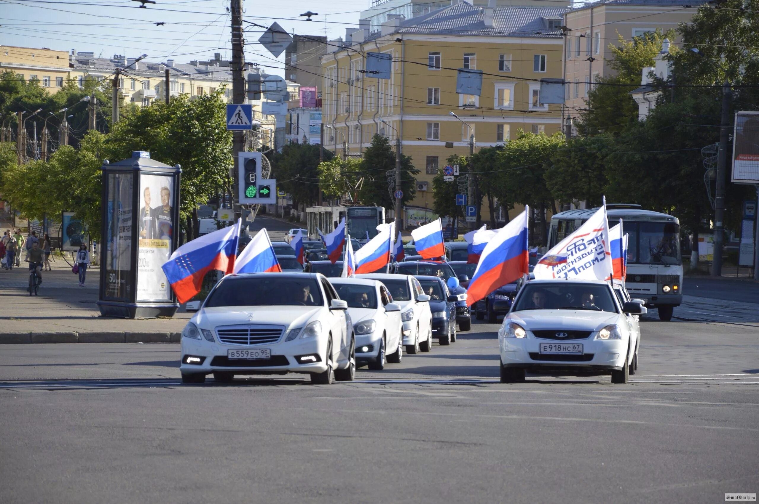 Пробег машина россия. Автопробег. Российский флаг на авто. Машина с российским флагом. Автопробег Россия.