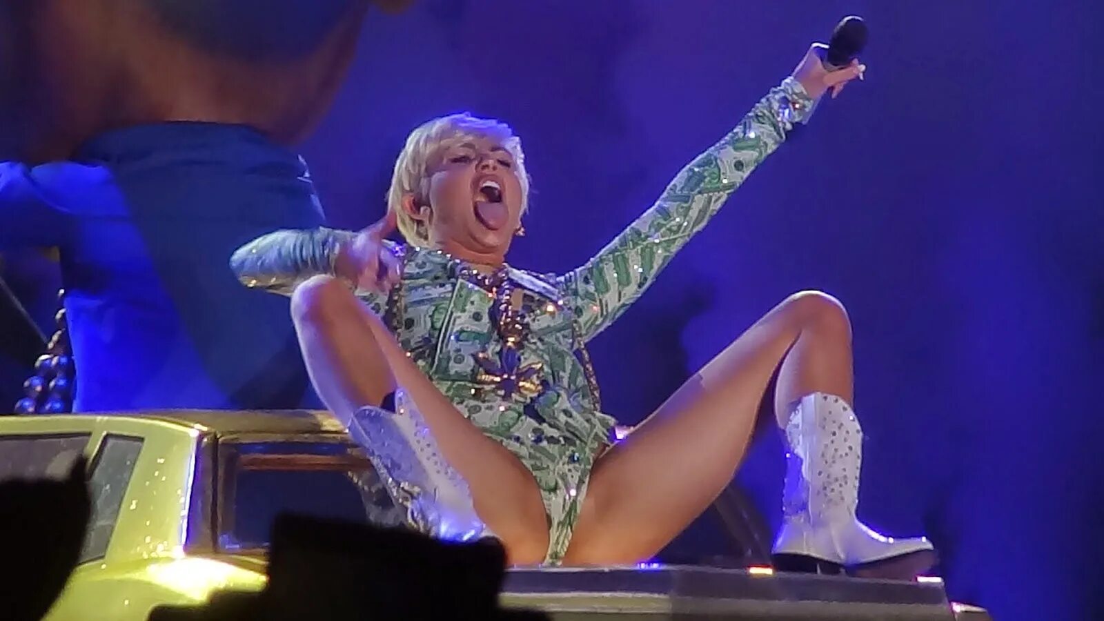 Майли Сайрус на сцене. Майли Сайрус Bangerz Tour. Майли Сайрус на шоу. Майли Сайрус на сцене nude.