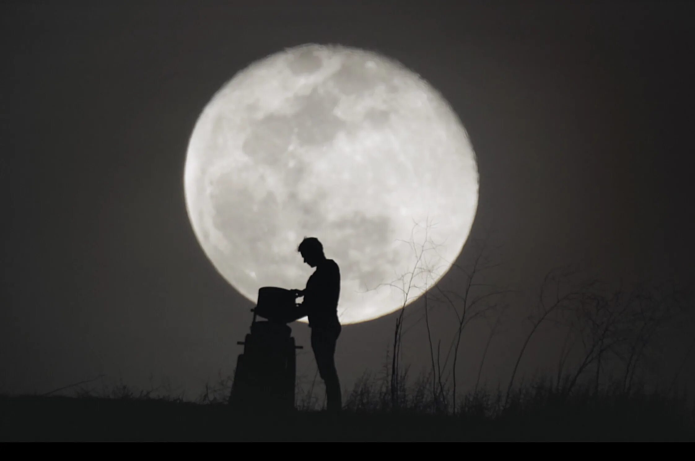 Она смотрела на луну. Одинокая Луна. Взгляд на луну. Человек под луной. Глядящий на луну.
