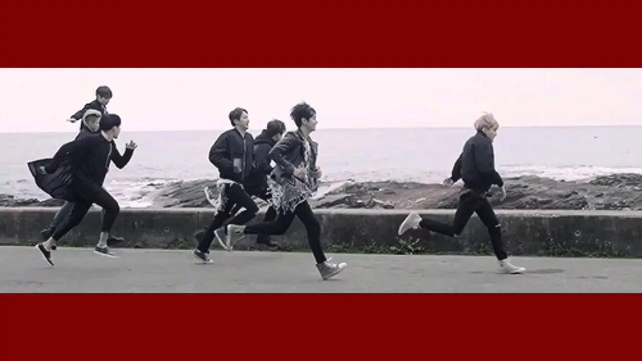 Горячий чон чонгук. Ким тэхен из бтс танцует. Бтс тэхен горячий гиф. Походка тэхена. Походка тэхена.