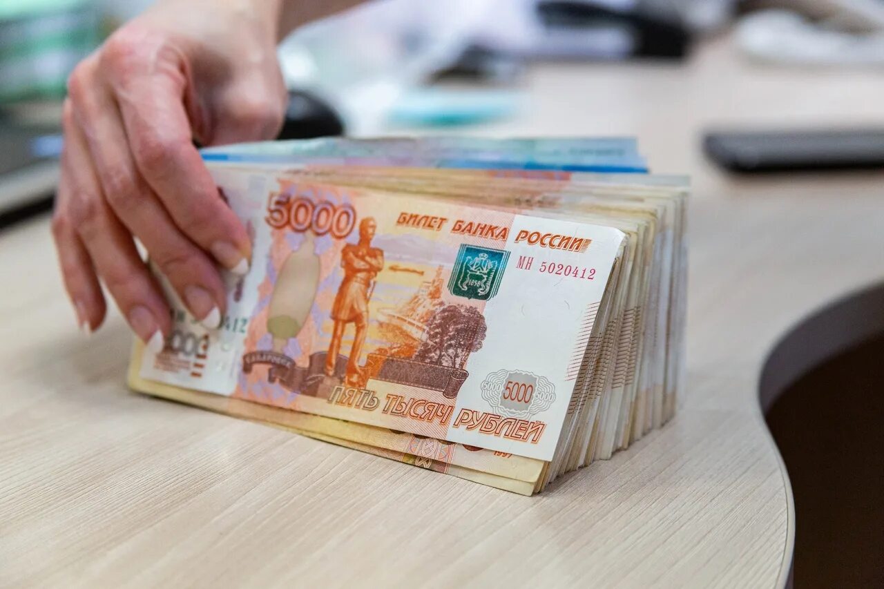 Каждый получит по 10000 рублей. Выплаты россиянам. заработная плата. 5000 рублей сейчас. выплата пособий.