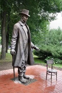 Памятник самому высокому человеку