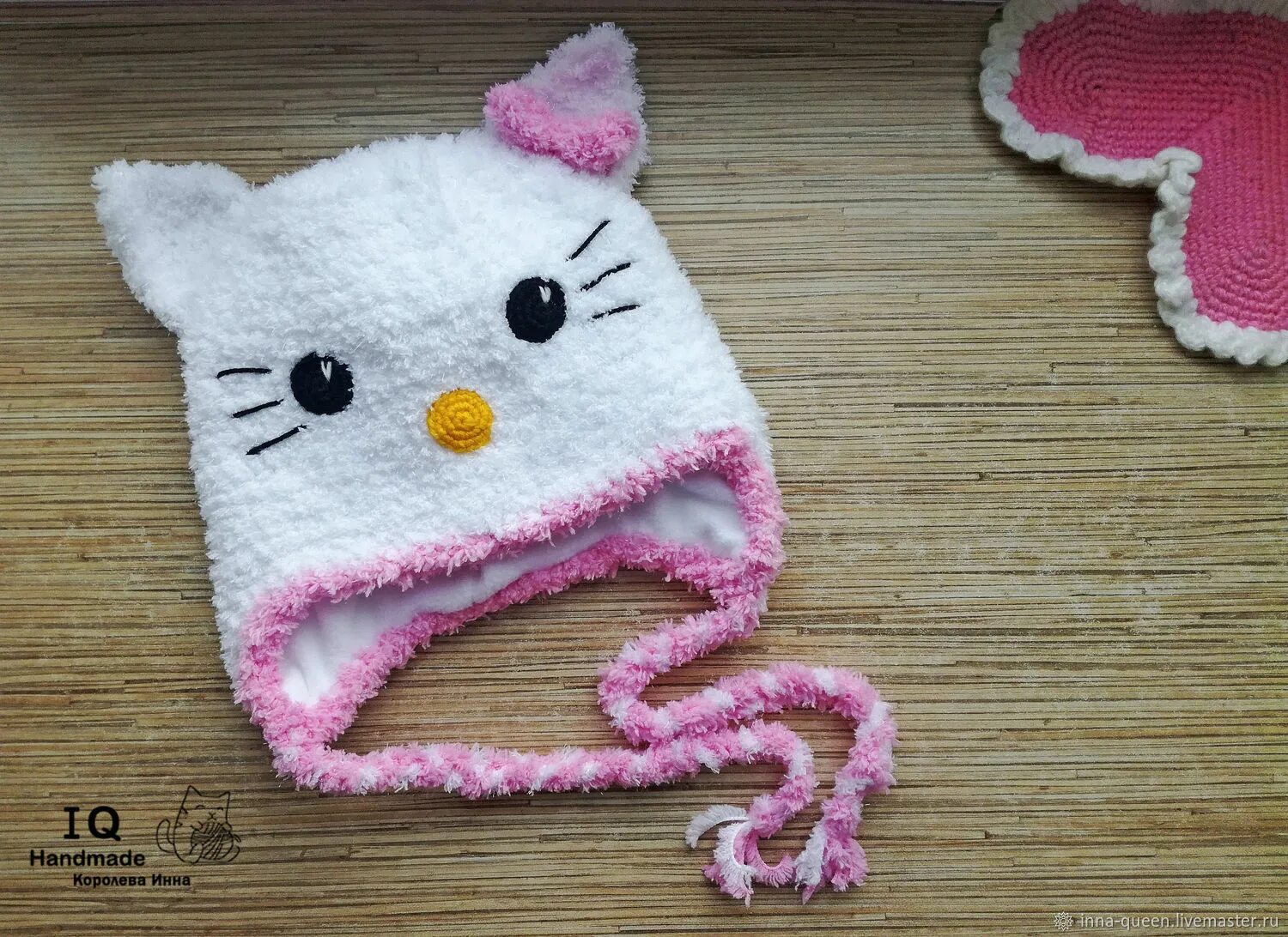 Шапка с ушками из плюшевой пряжи. Шапка хеллоу китти. детская шапка с хеллоу китти. шапка hello kitty gcds. вязаная шапка хэллоу китти.
