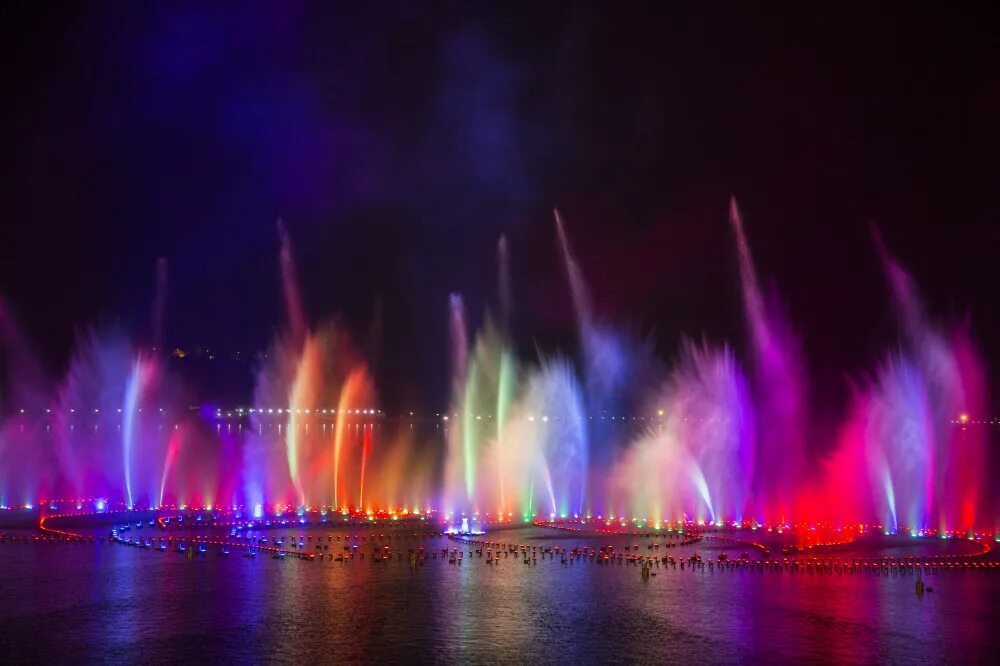 чеченское море в грозном фонтан. фонтан бегущая волна в грозном. чиасср грозный фонтаны. светомузыкальный фонтан в грозном. волна грозный.