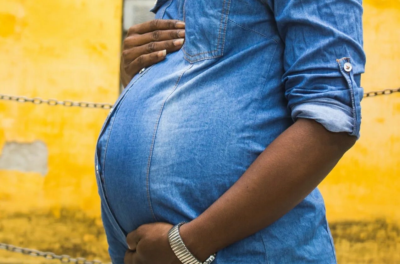 Женщина забеременела от негра. Pregnant woman. Pregnant black women. Келли класс pregnant. Pregnant black women.