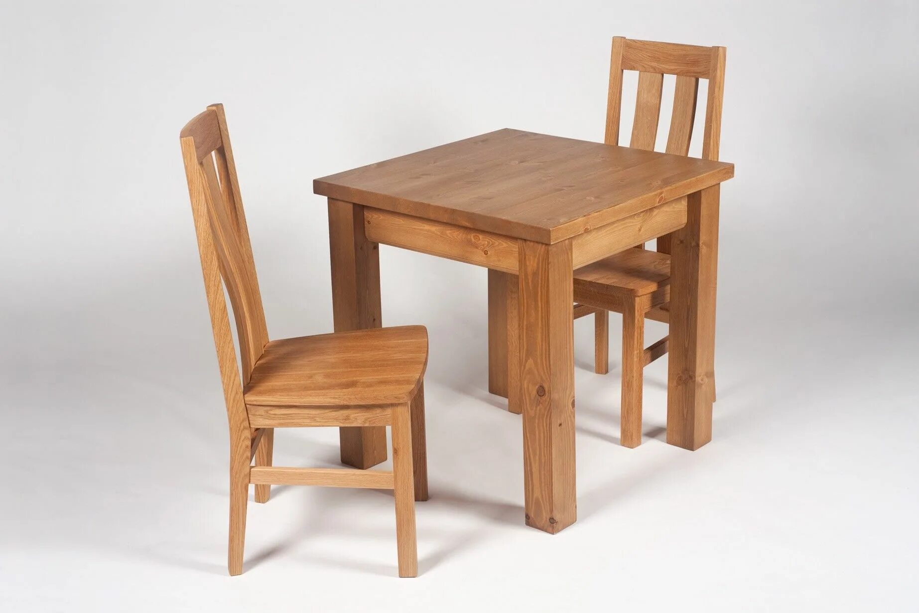 Кипи стол. Деревянный стол со стульями. Стол простой. Деревянные деревянные стулья голубые. Высокий одиночный стол.