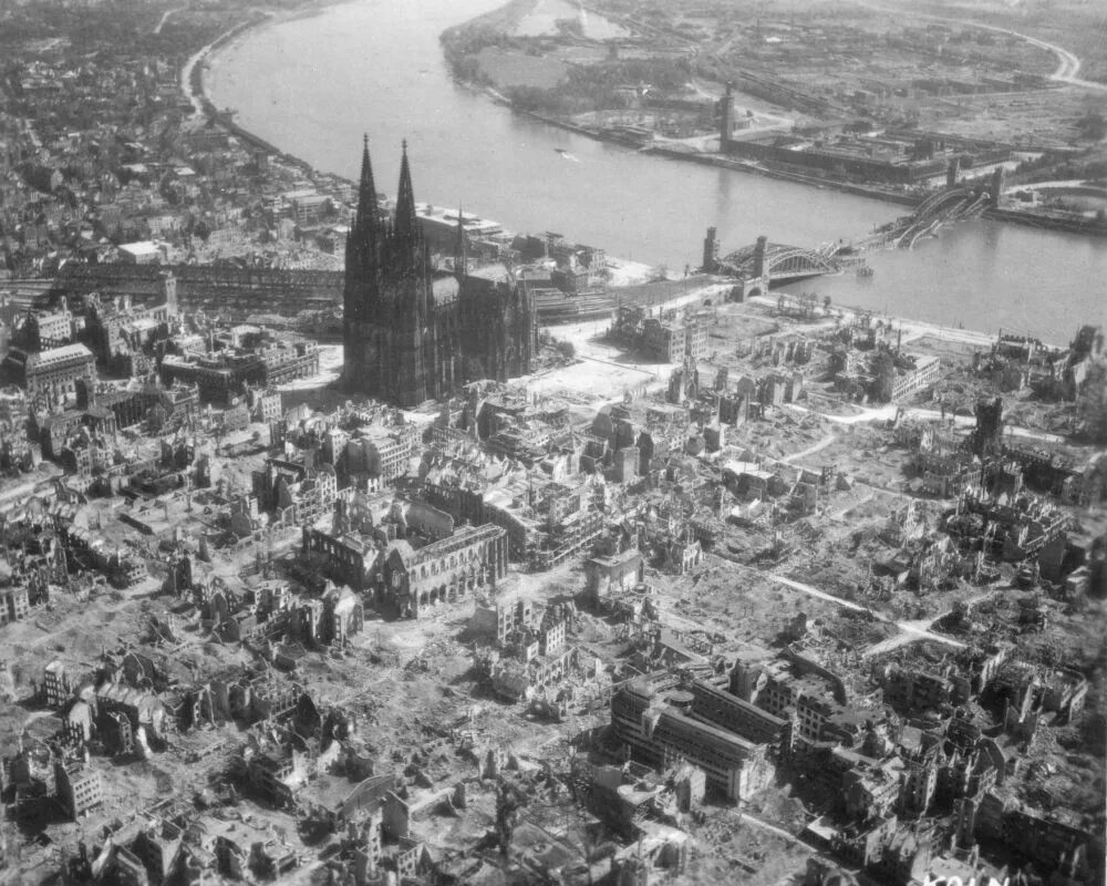 Немецкие города времен великой отечественной. Дрезден после бомбардировки 1945. Разрушенный Дрезден 1945. Бомбардировка Кёльна 1942. Дрезден после бомбежки 1945 год.