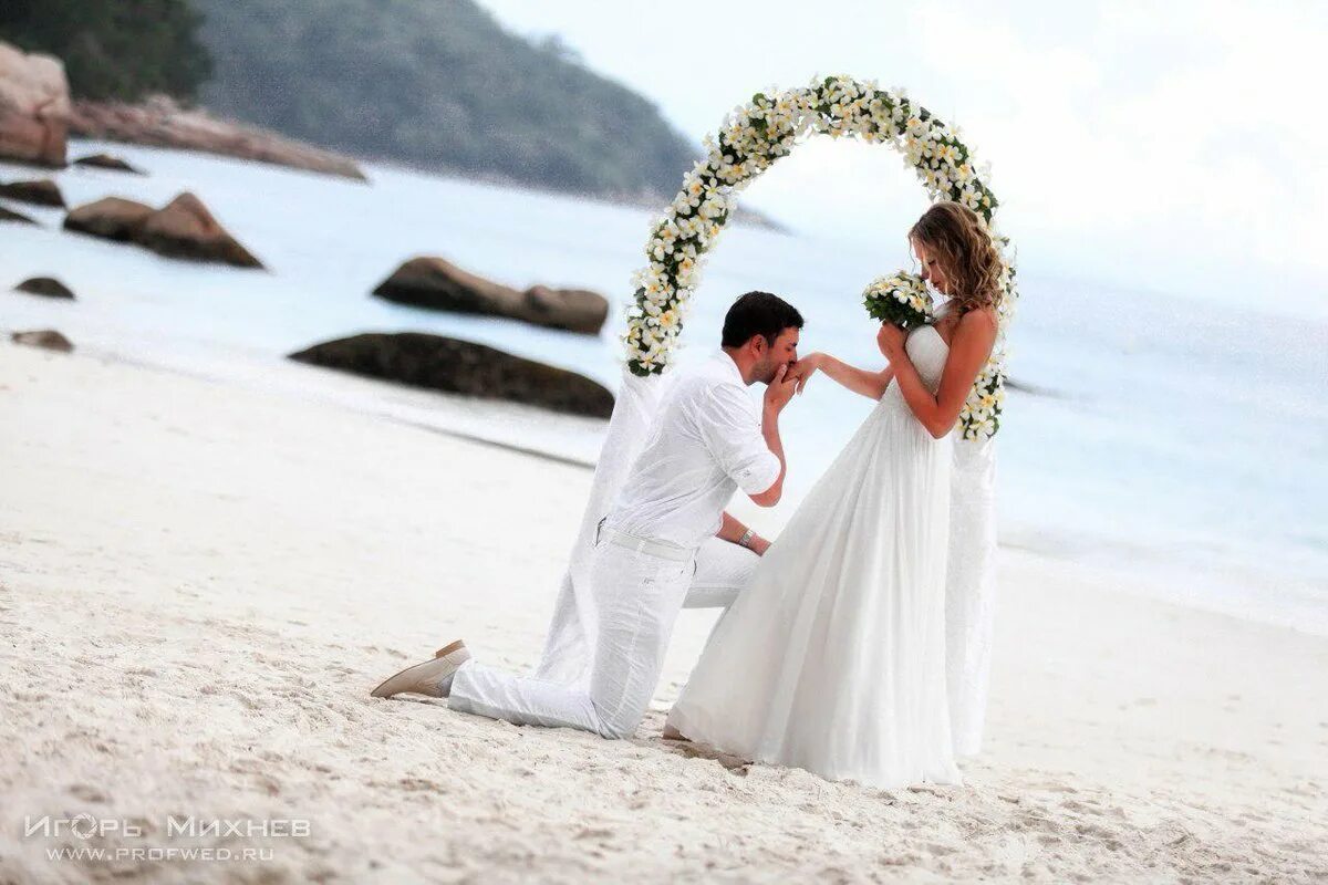 Пара ост. Свадьба на острове. Свадьба на море. Свадебная фотосессия. Свадебная церемония на пляже.
