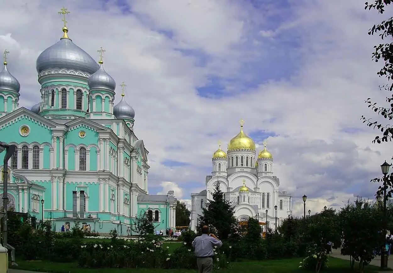 Свято-троицкий серафимо-дивеевский женский монастырь. Свято троицкий серафима диведский женский монастырь. Троицкий собор серафимо-дивеевского монастыря. Свято – троицкий серафима – дивеевский монастырь. Дивеево какой монастырь.