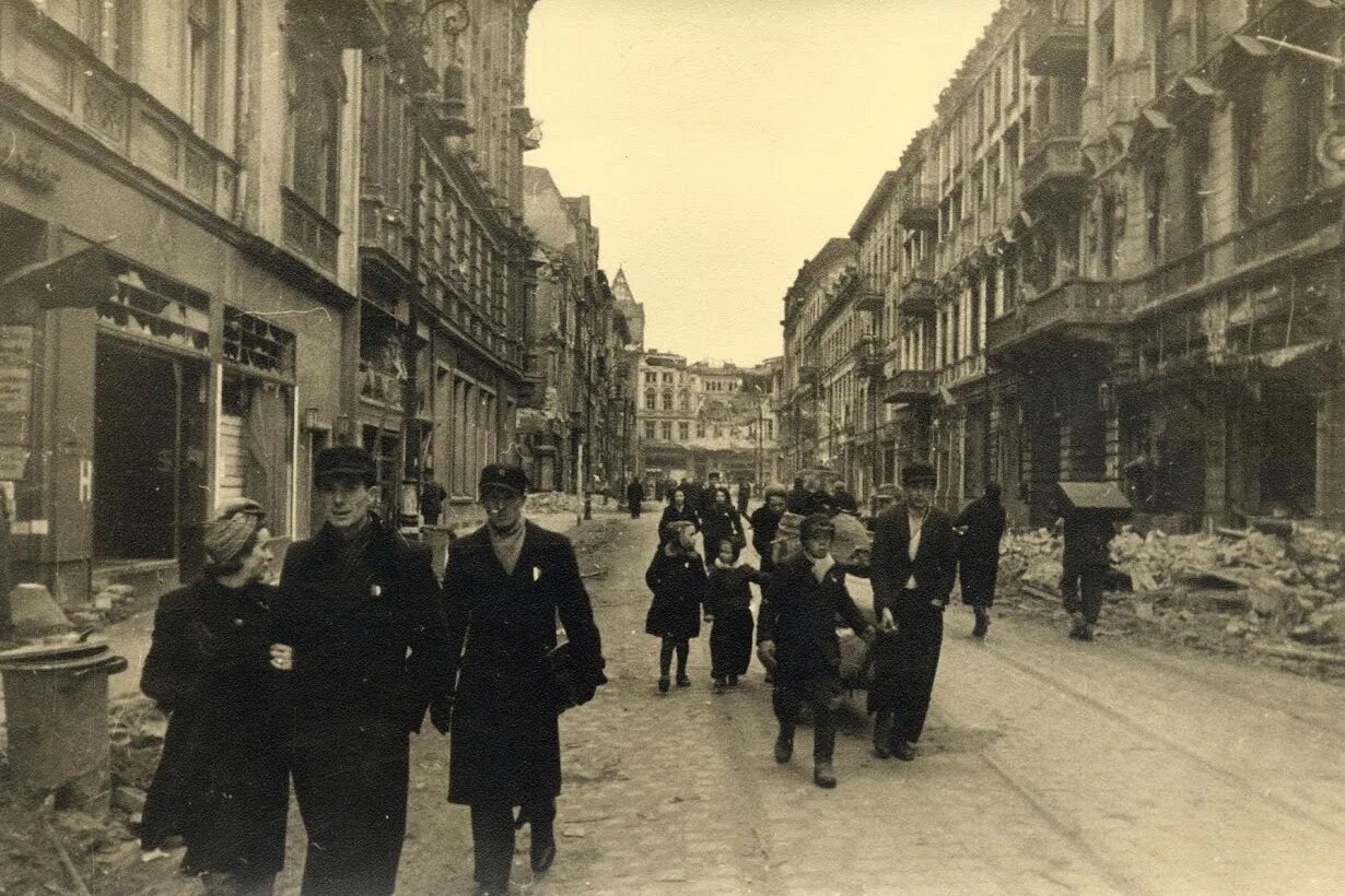 Послевоенный Берлин 1945. Послевоенная Германия 1945. Берлин после войны 1945. Берлин Тиргартен 1945. Германия восстановление экономики