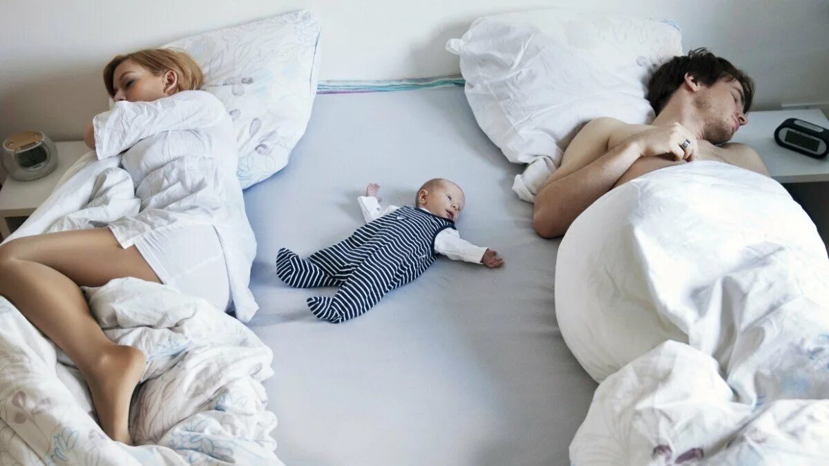 Спали вместе рассказ. Мать с младенцем в кровати. Родители спят. Малыши на кровати с родителями. Кровать для детей.