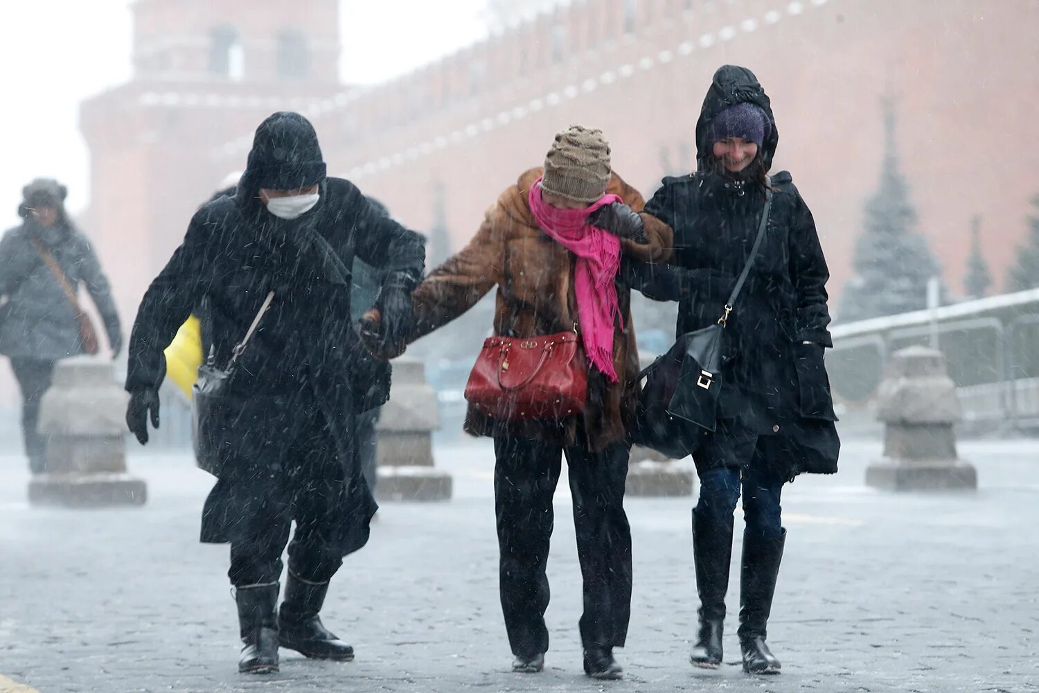 Штормовое предупреждение в Москве. Буря в Москве.