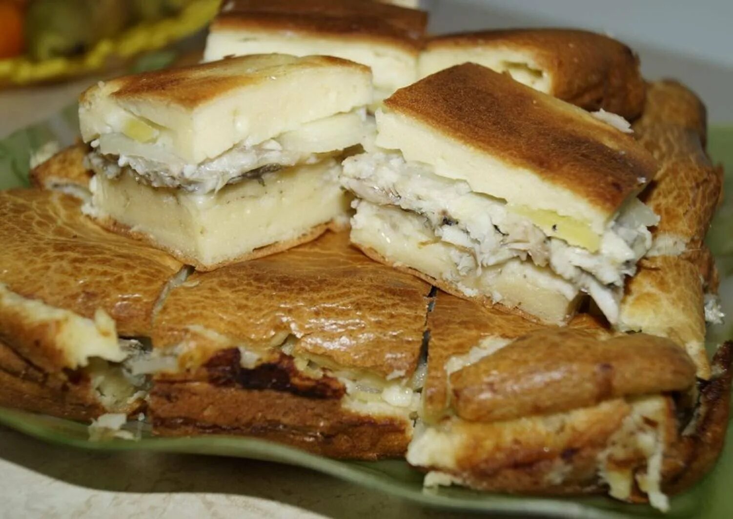 Рыбный пирог из мойвы. Пироги с мойвой в духовке. Пирог из мойвы. Пироги с мойвой в духовке пошаговый. Пирог с мойвой в духовке.