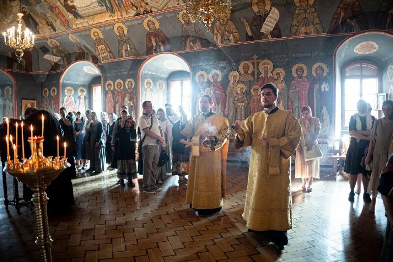 почему в православных храмах стоят