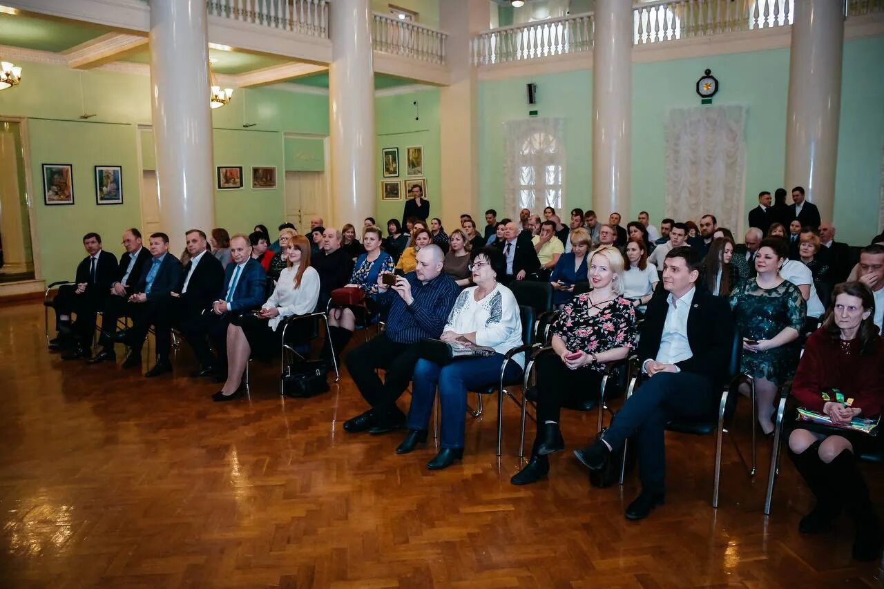 Поздравил дом культуры. Награждение Жуковского. Собрание коллектива работников. Библиотека Луховицы Жуковского коллектив. Коллектив работников ПФР Жуковский.