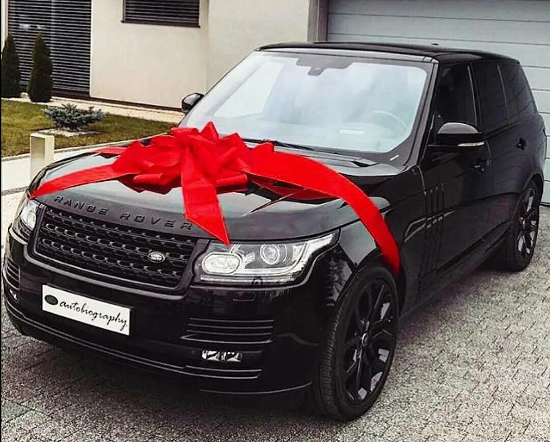 Подарочный бант на машину. Мужчина дарит женщине машину. Автомобиль с бантом. Рендж ровер с бантиком. Какую машину подарить.