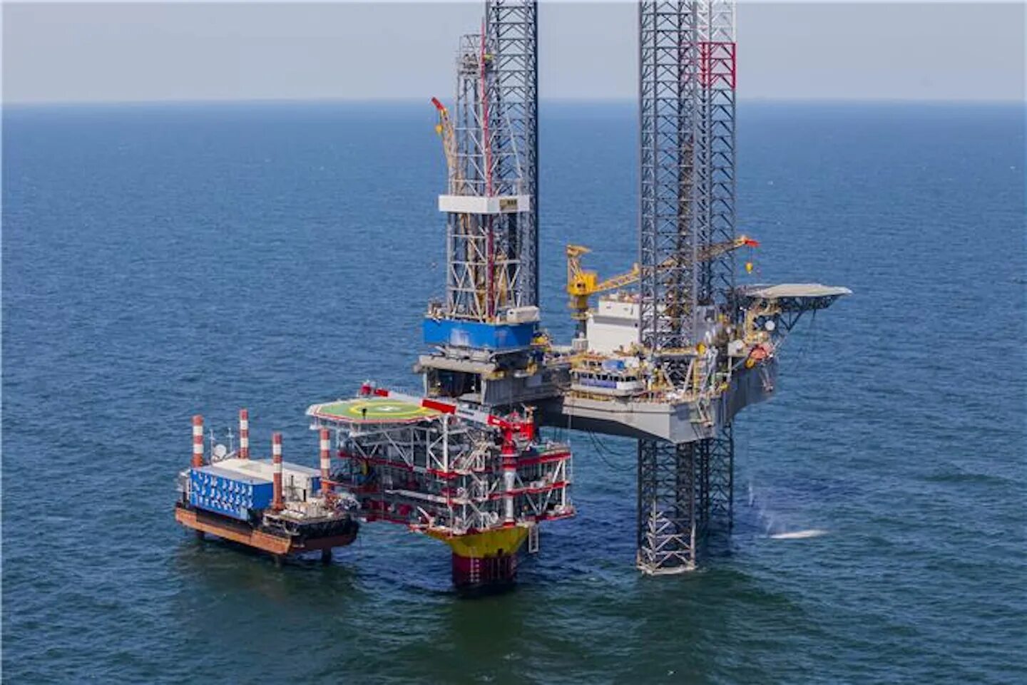 Каспийское море филановского. Месторождение филановского лсп-2. Месторождение ракушечное в каспийском море. Астрахань самоподъемная платформа нептун. Месторождение на каспийском море филановского.