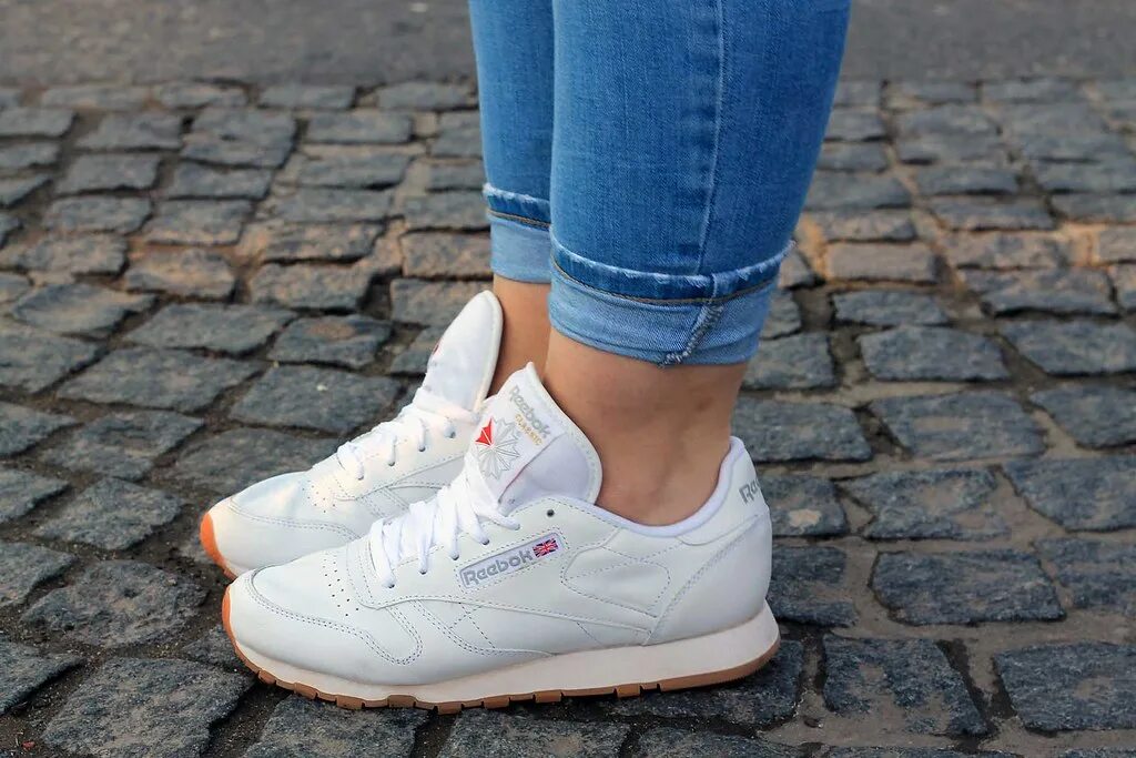 Кроссовки reebok classic женские. Женские кроссовки Reebok Classic Leather. Bs7883 Reebok. Кроссовки рибок женские белые классика. Reebok Classic outfit.