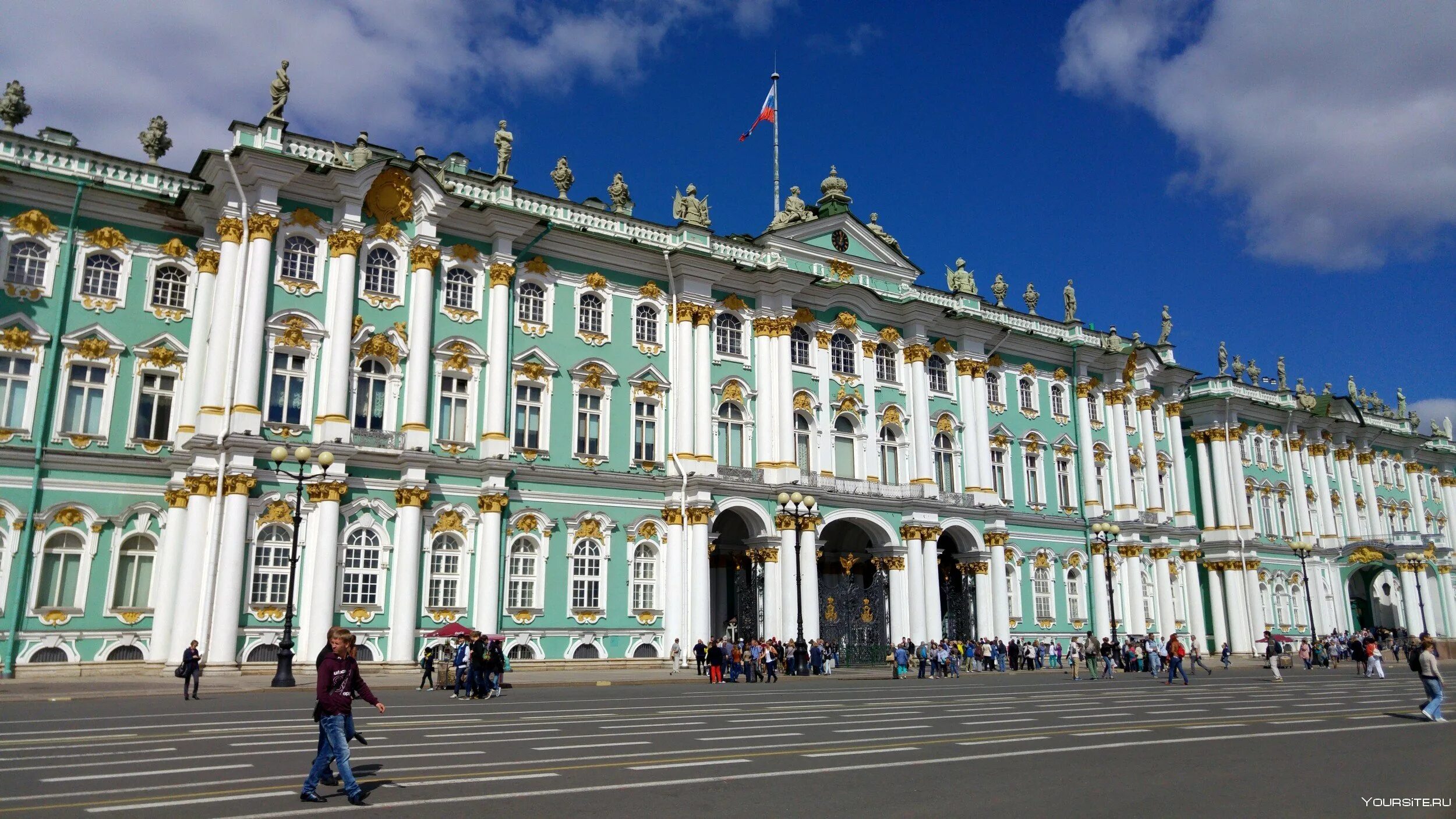 Здание эрмитажа в санкт петербурге. Зимний дворец в петербурге. st petersburg russia hermitage winter palace. петербург эрмитаж летний дворец. питер эрмитаж снаружи.