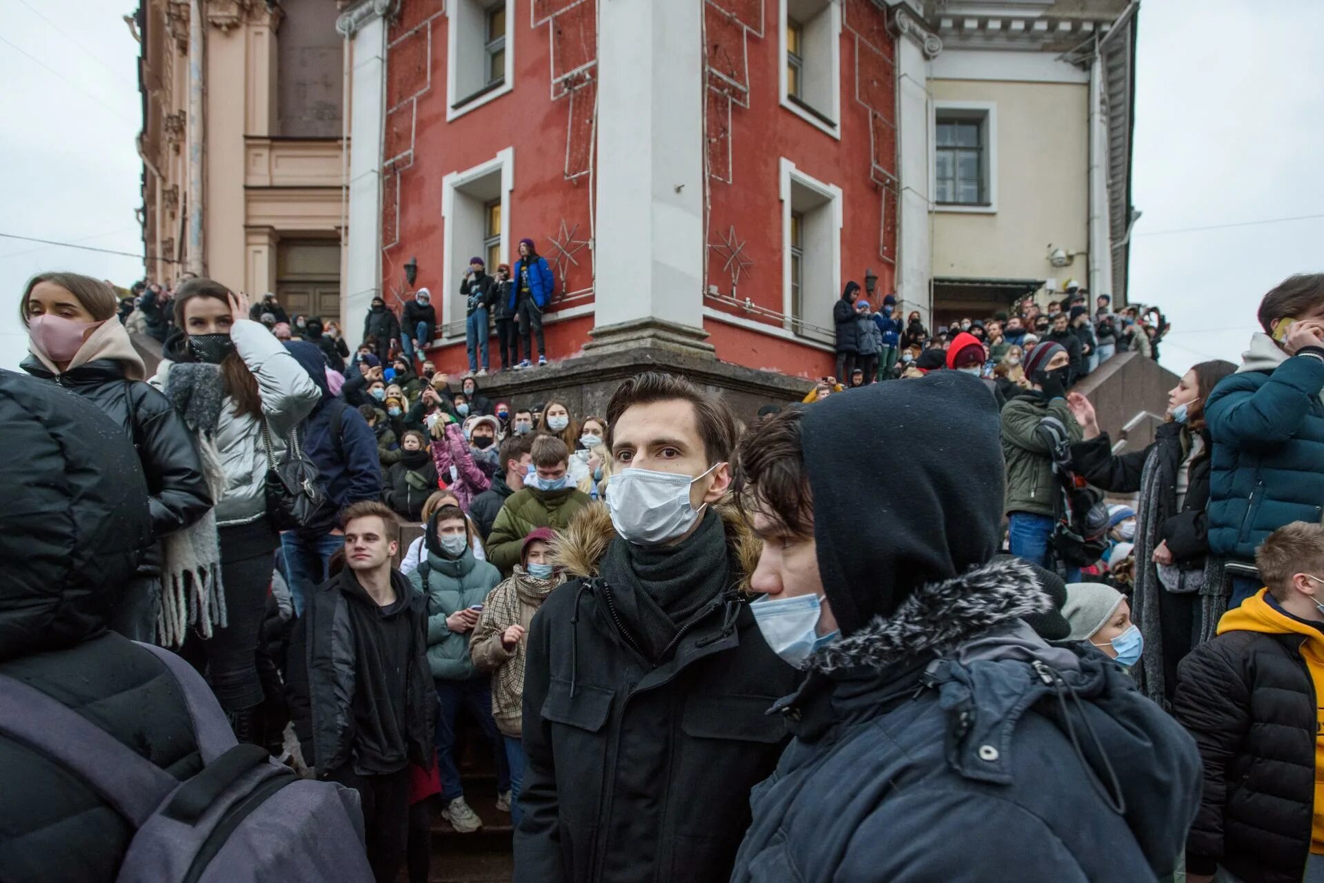 Петербуржцы. Толпа людей митинг для фотошопа в Питере. Коренные петербуржцы. Москва с точки зрения петербуржцев.