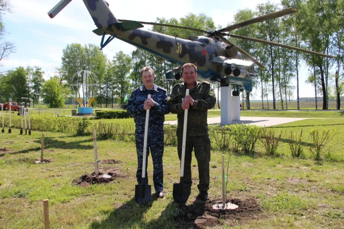 Вертолеты в Белгородской области. Памятник вертолет. Памятник вертолёт в Белгородской области. Вертолет в Грайвороне.