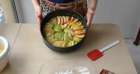 Шарлотка в форме для запекания