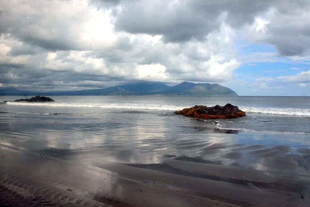 Бухта касатка итуруп. Остров итуруп зеркальный пляж. Зеркальный пляж итуруп. Зеркальный пляж. Залив касатка итуруп.