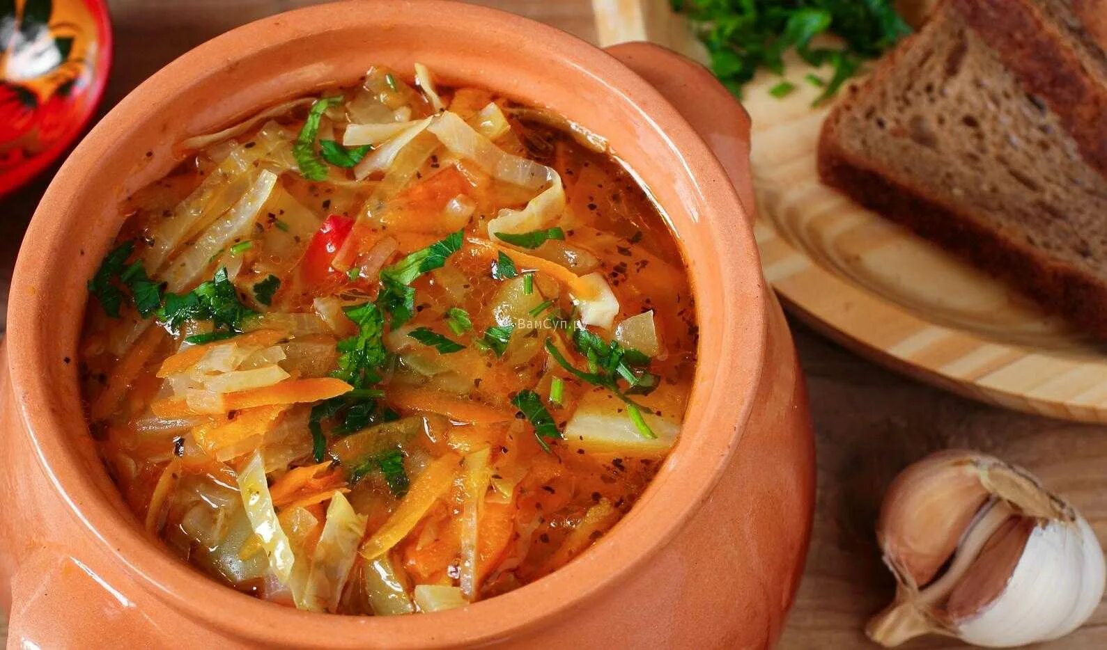 Щи в горшочке. Супы русской кухни. Капустняк с квашеной капустой. Щи из квашеной капусты с грибами.