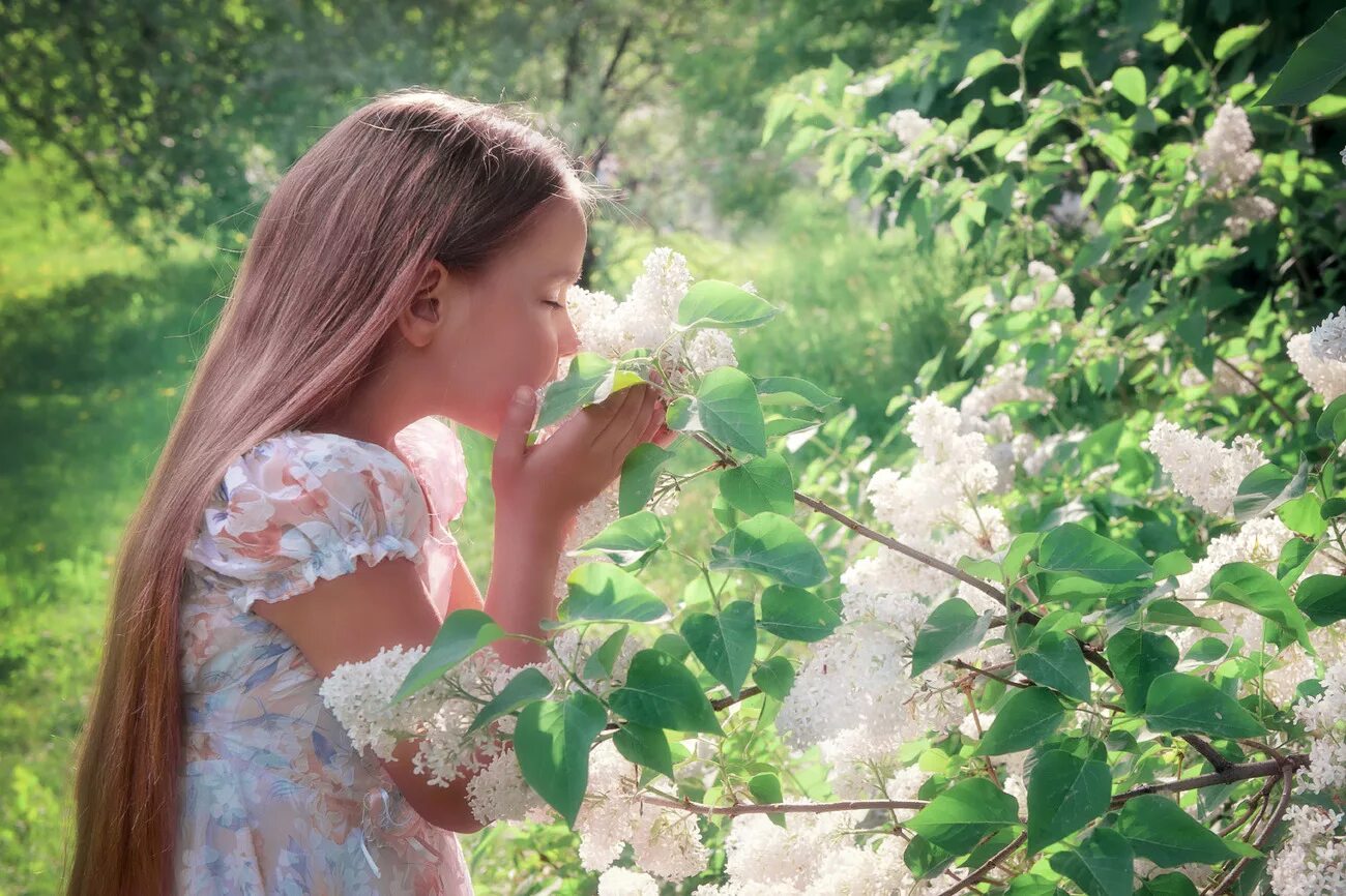 Девушка в весеннем саду. Девочка с сиренью. Вдыхать аромат цветов. Чувствуешь запах лета