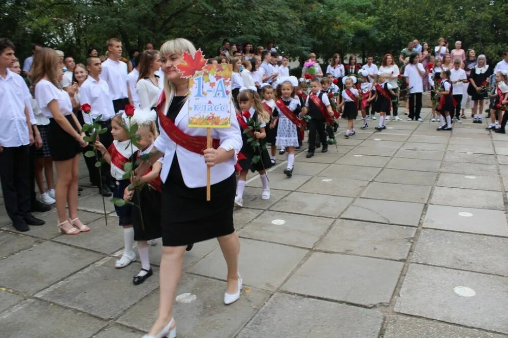 Последний звонок 2022 москва. Празднование 1 сентября. Празднование 1 сентября. 1е сентября день знаний фотосессия. Последний звонок в школах подмосковья.