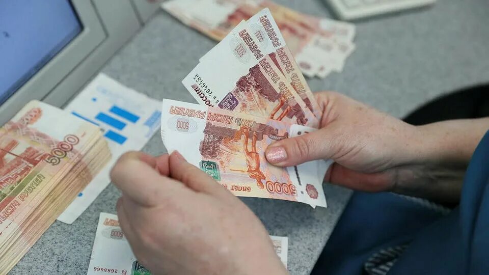 80 тысяч в руках. 3 тысячи. Заработной платы. Большая зарплата. 400 тысяч рублей.