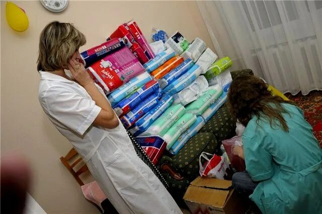 Обеспечение инвалидов памперсами. Абсорбирующее белье подгузники для инвалидов. Памперсы для инвалидов 2 группы. Памперсы благотворительность. Обеспечение инвалидов памперсами.