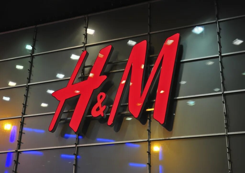 Вывески м. H M логотип. Магазин н м. Логотип магазина h and m. H M вывеска.