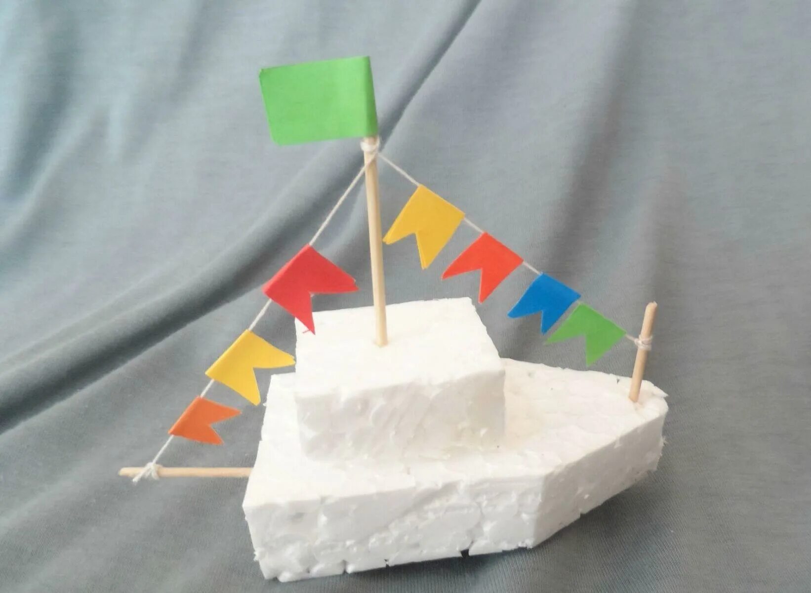 Поделка корабль для детей. Парусник из бумаги. Поделки из бросового материала для детей кораблик. Поделка кораблик. Корабль из бросового материала.