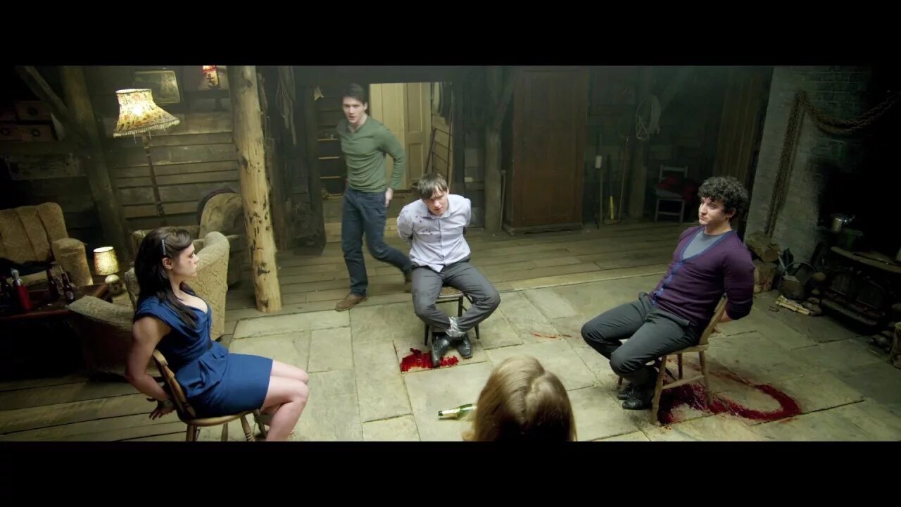 Пытка связанного парня. Флоренс Холл играй до смерти 2011. Человек привязан к стулу. Ужастики про игру в бутылочку.