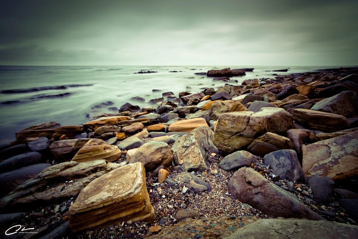 Каменистый берег моря. Камни на берегу моря. Прибрежные камни. Каменный пляж.