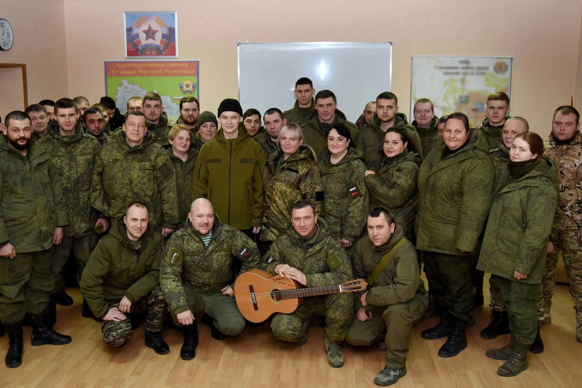 Шаман выступление видео. Фото военнослужащих. российский солдат v. шаман в мариуполе концерт. концерт донбасс.