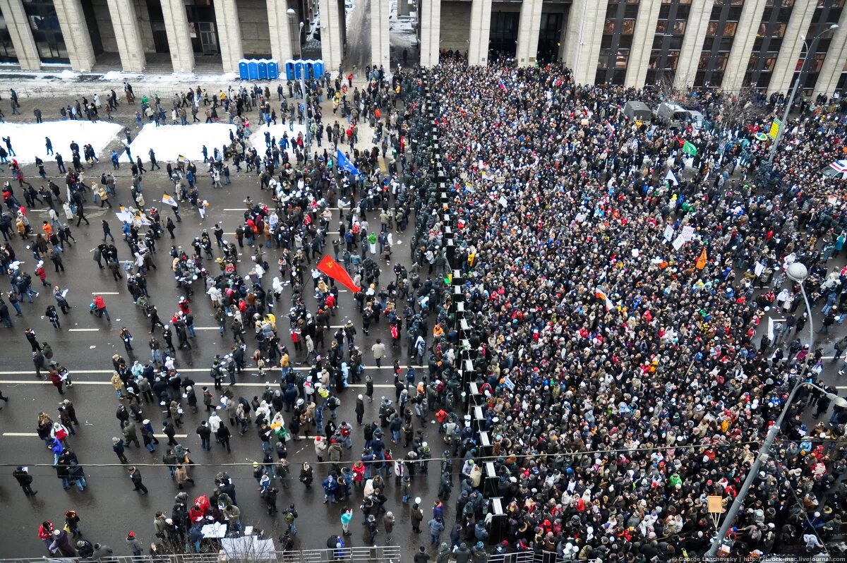 Толпа людей в Москве. Толпа митингующих. Митинг. Массовое скопление людей. Покажи митинг