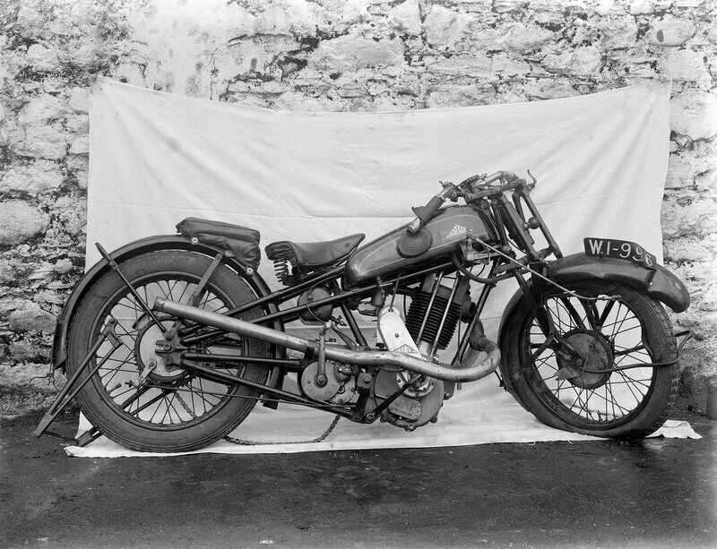 BSA 1930. Дуглас мотоцикл 1930. Douglas мотоцикл. Старый мотоцикл 1930 год. Хлопки мотоцикла