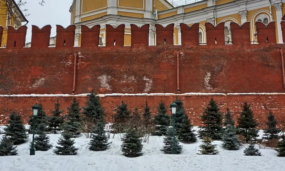 Московский Кремль ласточкин хвост. Ласточкин хвост на кремлевской стене. Московский Кремль стена Ласточкины хвосты. Бойницы Московского Кремля.