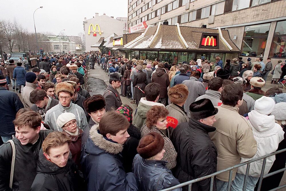 Комната очередь. Очередь в первый макдональдс в москве 1990. макдональдс первый в москве год 1990. макдональдс 1990 москва. очереди в макдональдс в 90-е на пушкинской.