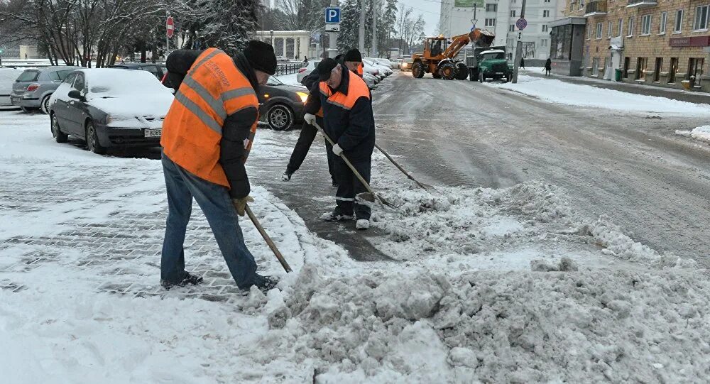 уборщики дорог. зимняя уборка территории. техника для уборки тротуаров. уборка обочин. уборочная машина.