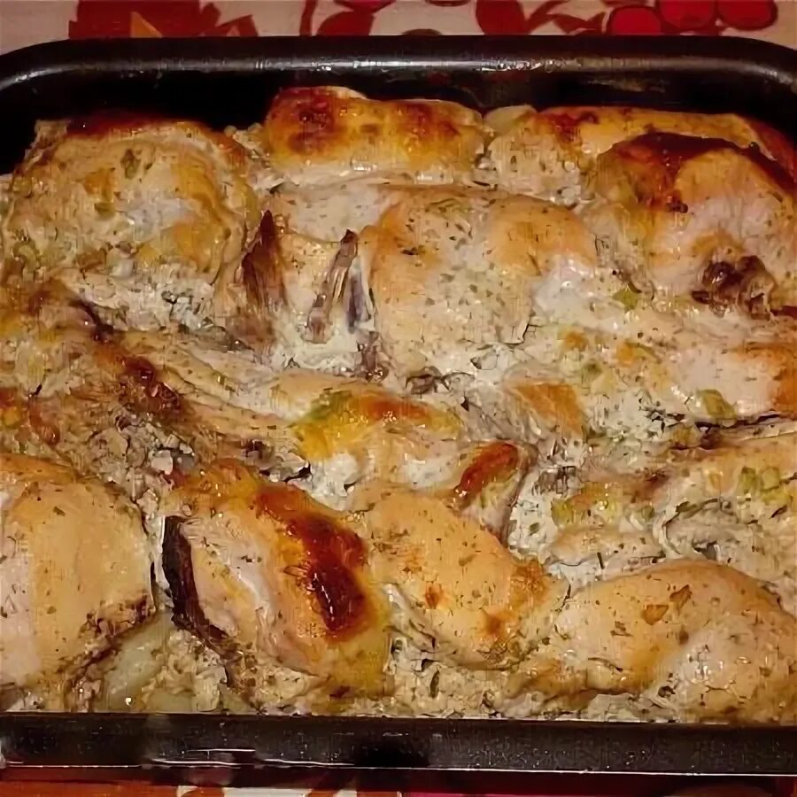 Курица в духовке. Курица запеченная в кефире в духовке. Курица с картошкой в духовке со сметаной. Курица порционными кусками в духовке.
