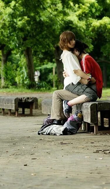 Парень садится на девочку. Девочка села на лицо пар. Парень садится на девочку. Сидеть на шее. Мальчик верхом.