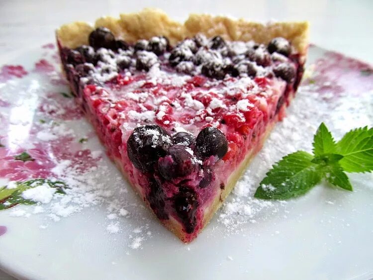 Пирог с творогом и смородиной в духовке. Песочный пирог с черной смородиной. Выпечка со смородиновым вареньем. Песочный пирог с черной смородиной. Открытый пирог со смородины.