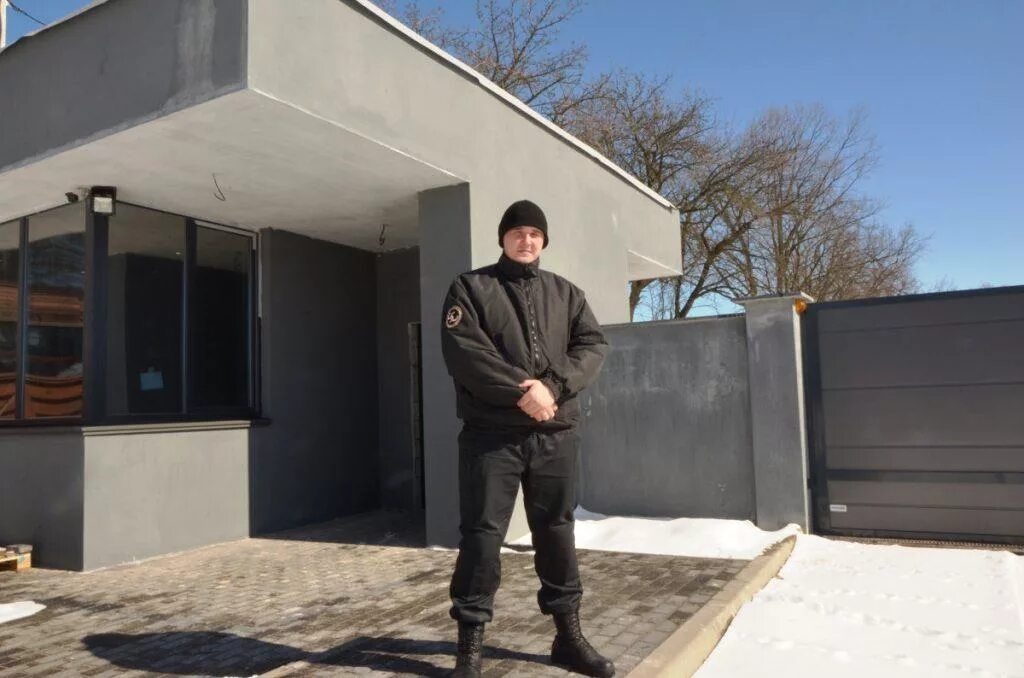 Охрана коттеджей. Охрана загородных домов. Охрана в многоквартирном доме. Вакансия охрана частного дома. Охрана поселка чоп.