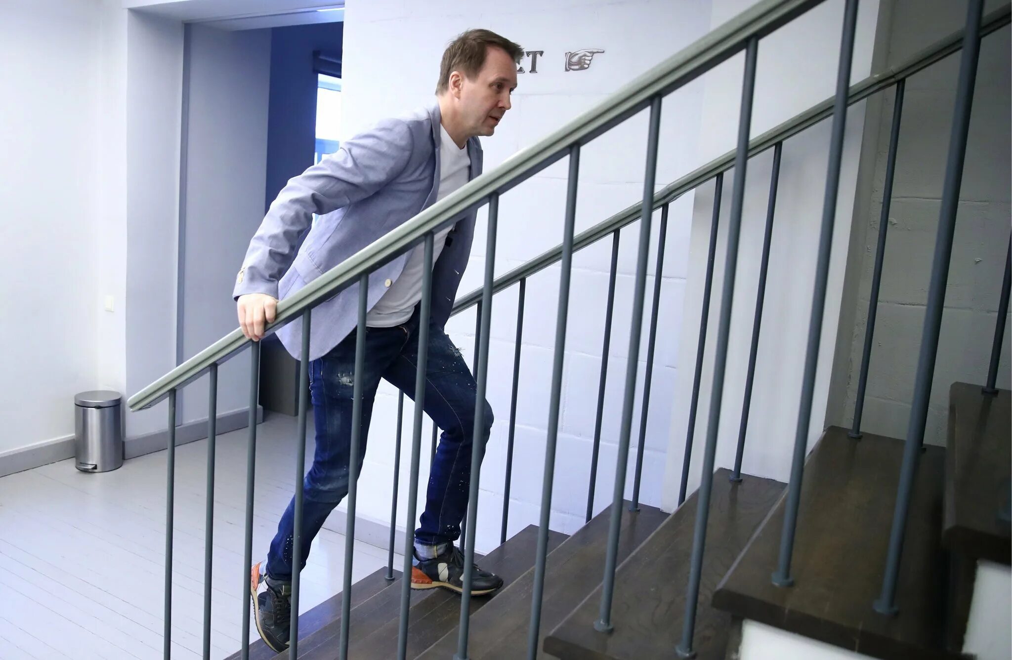 Человек на лестнице. Подъем по лестнице. Подъем по ступенькам. Человек поднимается по лестнице.