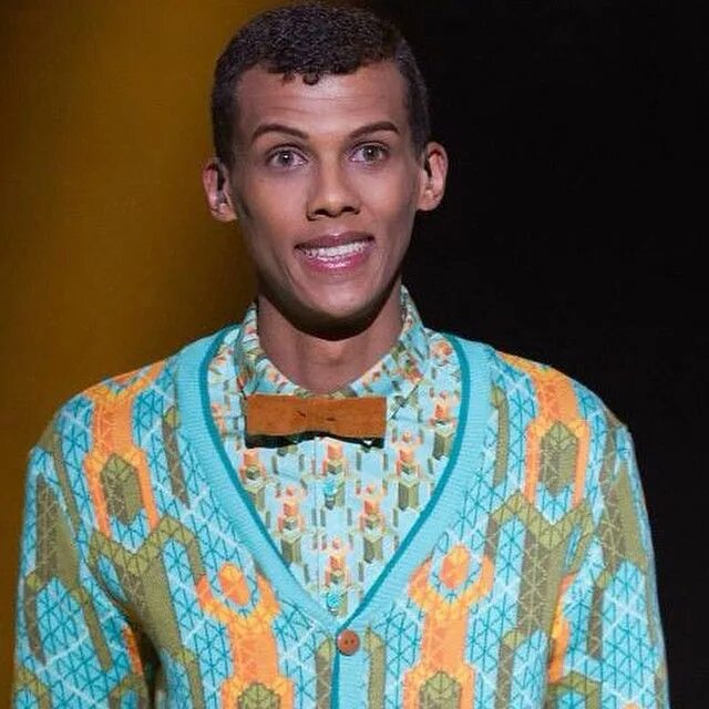 Стромае перевод на русский. Стромай папаутей. Stromae отец. Стромае папа уте. Стромае Ленфер.