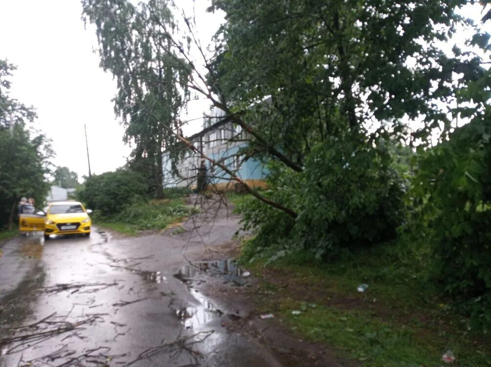 Смерч в поселке. Ураган в Узловой Тульской области вчера. Тульская область Ясногорский район с Тайдаково. Ураган в Тульской области. Ураган в деревне.